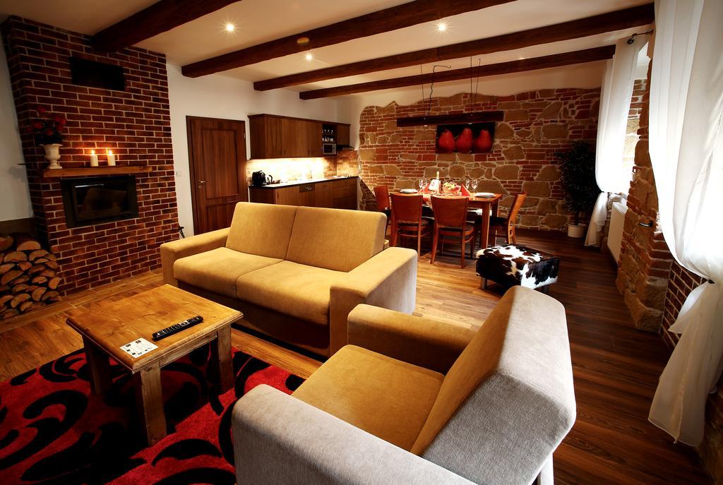 Apartments & Suites Zluta Hruska プルゼニ エクステリア 写真