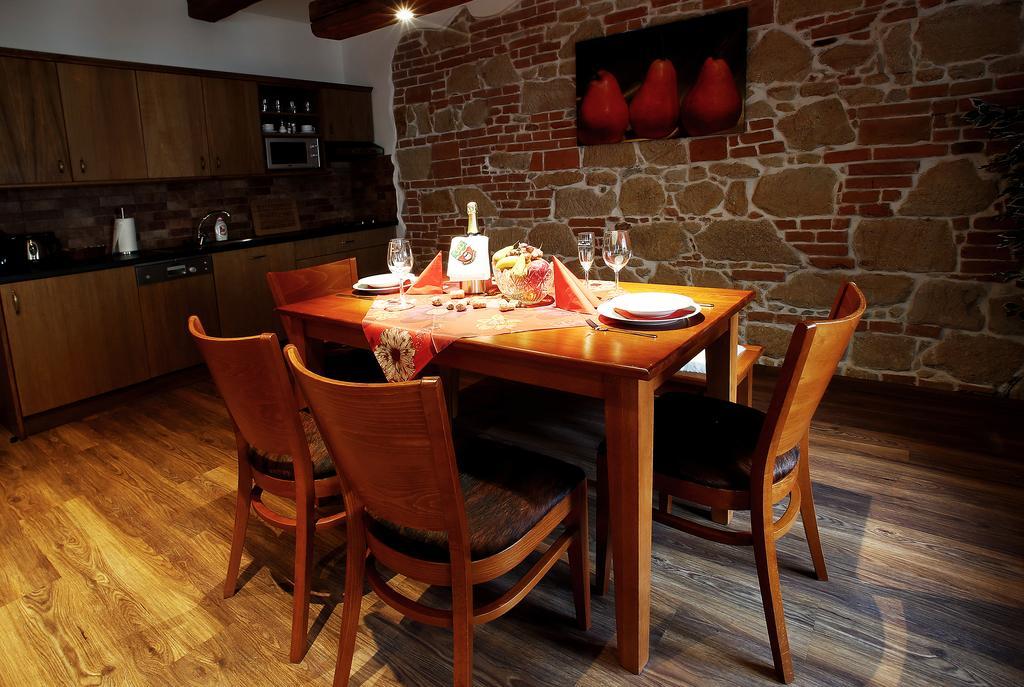Apartments & Suites Zluta Hruska プルゼニ エクステリア 写真