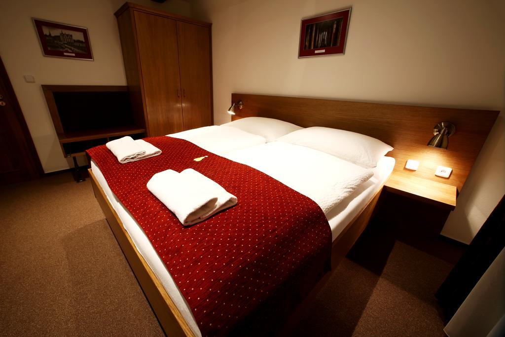 Apartments & Suites Zluta Hruska プルゼニ エクステリア 写真