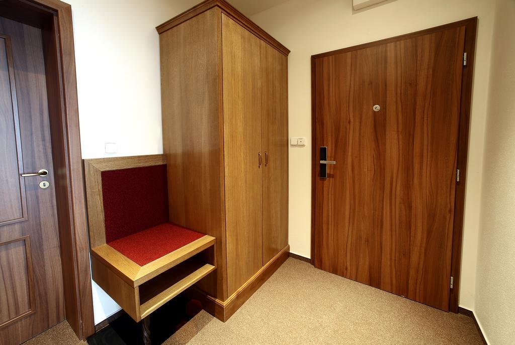 Apartments & Suites Zluta Hruska プルゼニ エクステリア 写真