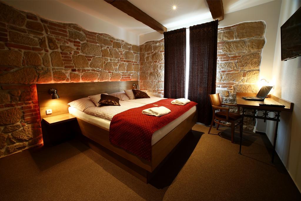 Apartments & Suites Zluta Hruska プルゼニ エクステリア 写真