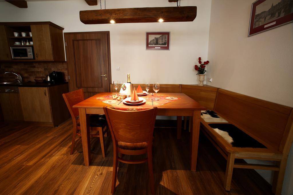 Apartments & Suites Zluta Hruska プルゼニ エクステリア 写真