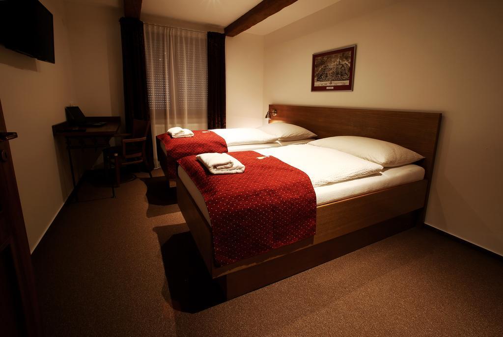 Apartments & Suites Zluta Hruska プルゼニ エクステリア 写真