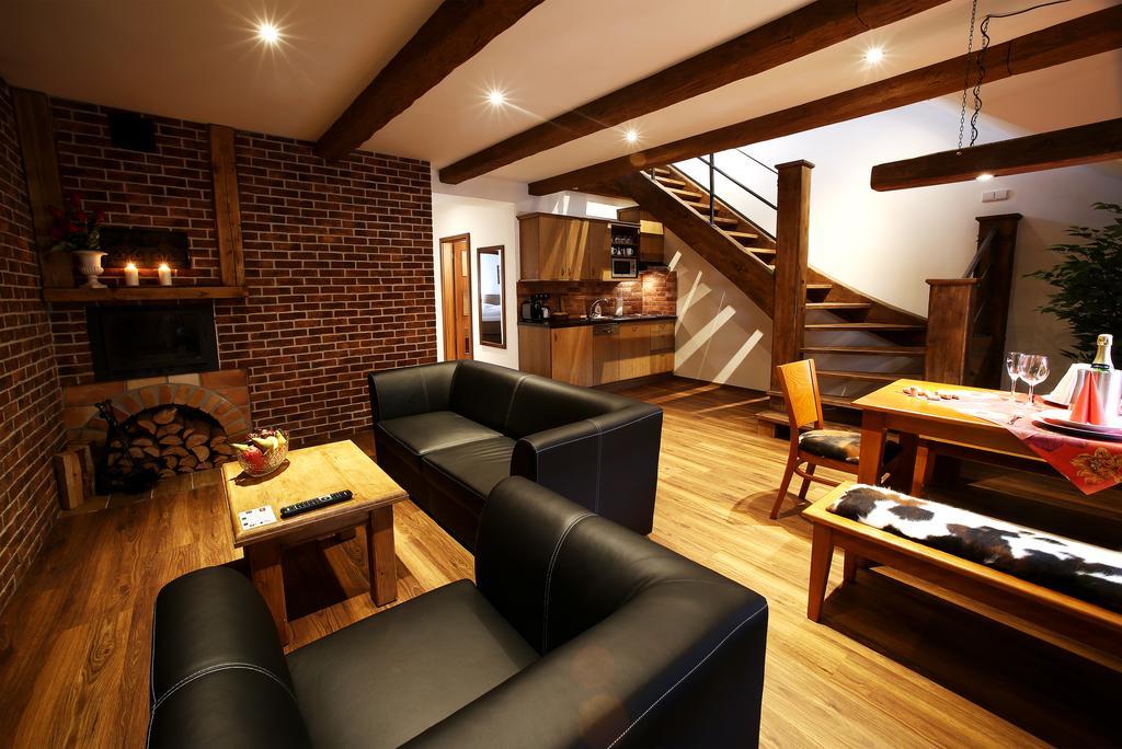 Apartments & Suites Zluta Hruska プルゼニ エクステリア 写真