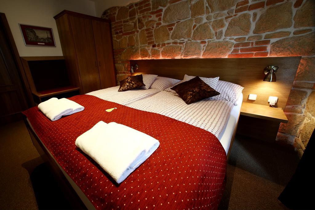 Apartments & Suites Zluta Hruska プルゼニ エクステリア 写真