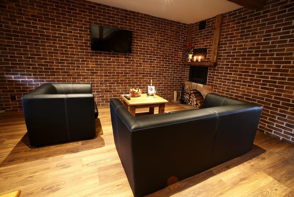 Apartments & Suites Zluta Hruska プルゼニ エクステリア 写真