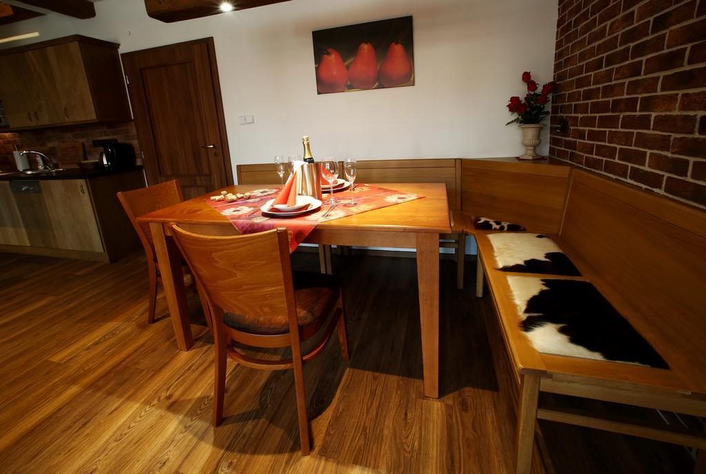Apartments & Suites Zluta Hruska プルゼニ エクステリア 写真