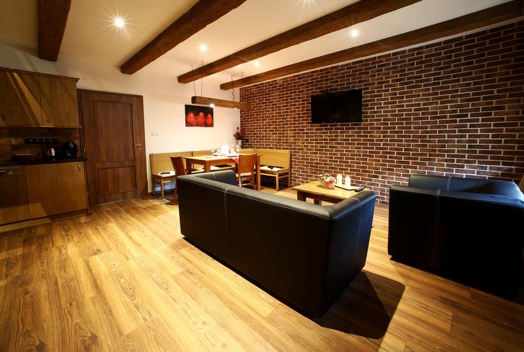 Apartments & Suites Zluta Hruska プルゼニ エクステリア 写真
