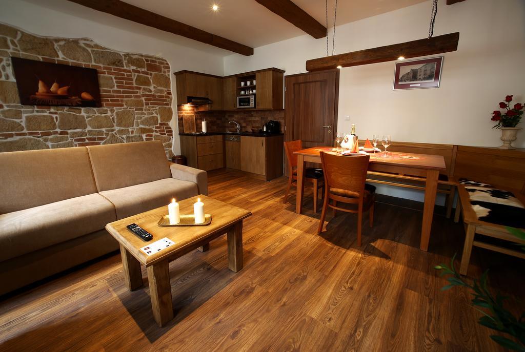 Apartments & Suites Zluta Hruska プルゼニ エクステリア 写真