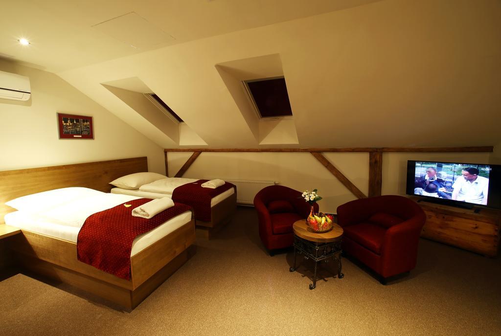 Apartments & Suites Zluta Hruska プルゼニ エクステリア 写真