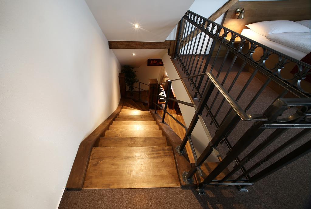 Apartments & Suites Zluta Hruska プルゼニ エクステリア 写真
