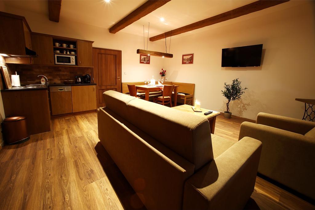 Apartments & Suites Zluta Hruska プルゼニ エクステリア 写真