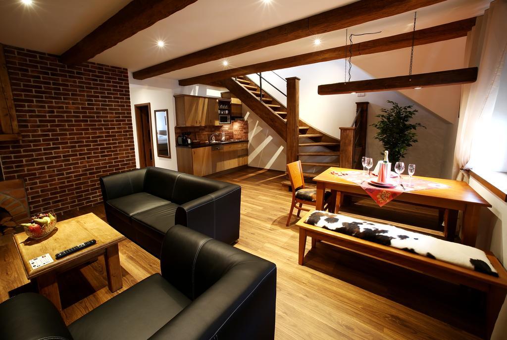 Apartments & Suites Zluta Hruska プルゼニ エクステリア 写真