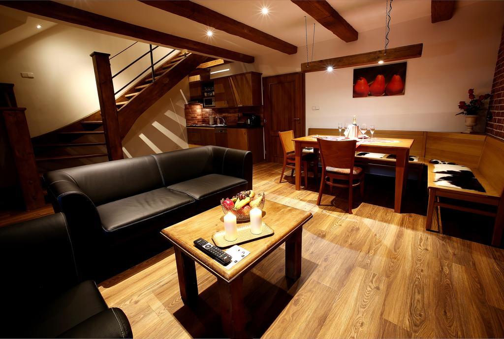 Apartments & Suites Zluta Hruska プルゼニ エクステリア 写真